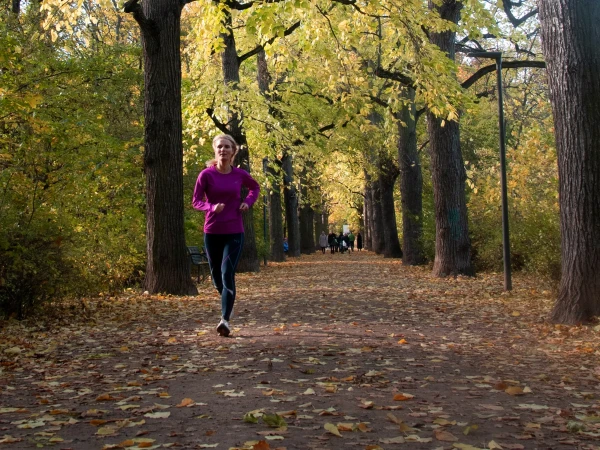 Bettina Hinz-Uhl beim Joggen im Park