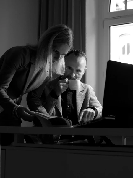 Mike Uhl und Bettina Hinz-Uhl beim gemeinsamen Blick in Unterlagen